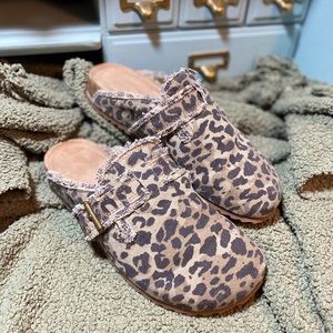 Very G slip on leopard shoes size 7
